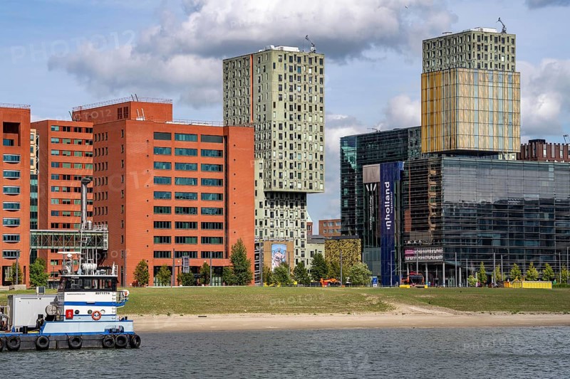 The Rijnhaven, a 28-hectare harbour basin, has now been filled in by almost a third to create space for up to 3, 000 flats, there will be an artificial beach, a floating park connected by jetties, restaurants and shops, cultural facilities, a major urban development project in the old harbour, the Rijnhaven borders on the popular Kop van Zuid and Katendrecht districts, Rotterdam, Netherlands