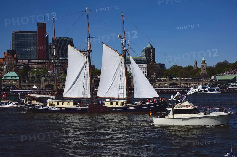 Europe, Germany, Hamburg, Elbe, View across the Elbe to the St. Pauli Landungsbrücken, Skyline St. Pauli, Three-masted schooner Albert Johannes, Hamburg, Hamburg, Federal Republic of Germany, Europe