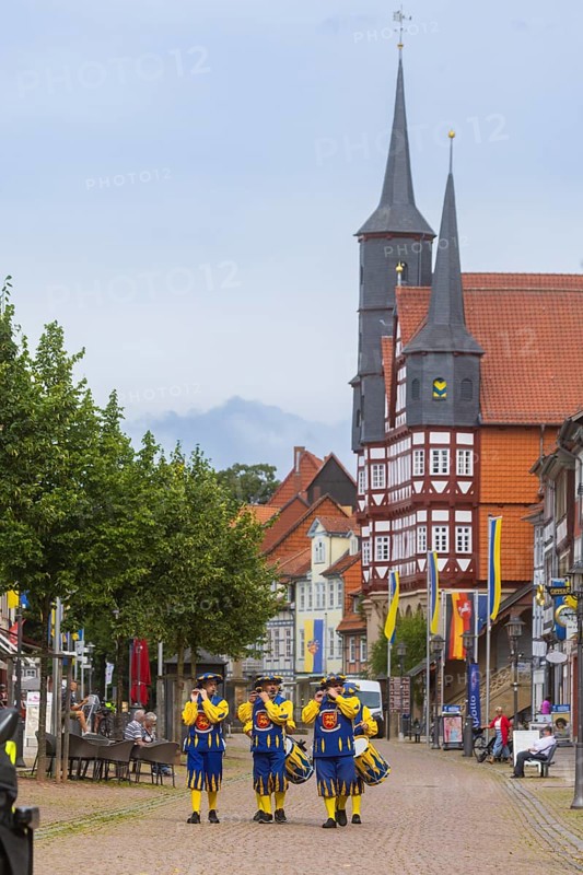 Duderstadt is a town and independent municipality in the district of Göttingen in south-east Lower Saxony. The predominantly medieval townscape is characterised by around 600 town houses of various styles - mainly half-timbered houses. The historic town hall in the background, Duderstadt, Duderstadt, Lower Saxony, Germany, Europe