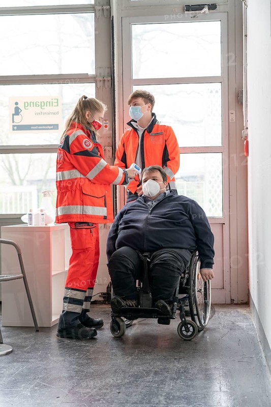 Entrance area with fever measurement, test run in the vaccination centre for the corona vaccinations, in a hall of Messe Essen, by the city, the fire brigade and various aid organisations, 12 vaccination routes for a daily vaccination of up to 2400 people, operated by the North Rhine-Westphalia Association of Statutory Health Insurance Physicians, disabled entrance, barrier-free, wheelchair accessible
