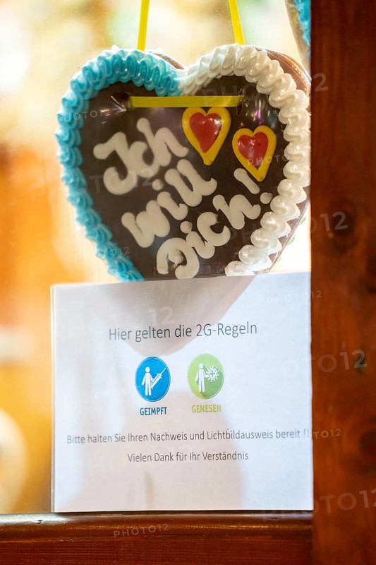 Christmas market in the city centre, Königsstrasse, during the fourth Corona wave, 2G regulation, signs, in Duisburg, North Rhine-Westphalia, Germany, Europe