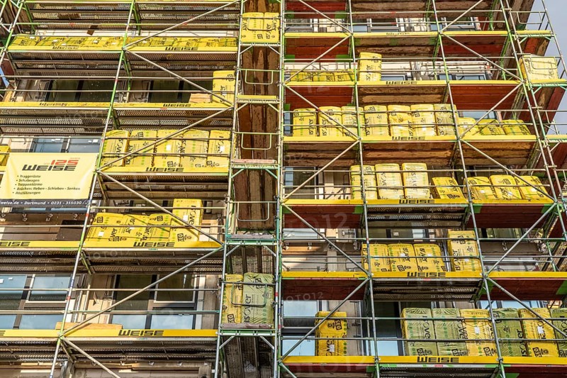 Construction site of a large building project on Huyssenallee in Essen, Huyssen Quartier, residential tower block with 19 floors, an office building with 5 floors, scaffolded new building, facade insulation, Essen, North Rhine-Westphalia, Germany, Europe