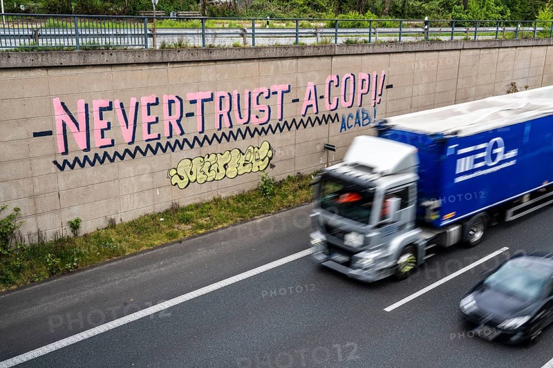 Graffiti, mural on the A40 motorway, Mülheim-Styrum junction, Never trust a cop, criticism of the police, verbal violence against police officers, Mülheim an der Ruhr, North Rhine-Westphalia, Germany, Europe