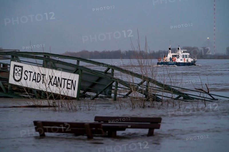 High water on the Rhine, Lower Rhine, here near Xanten, at Bislicher Insel, patrol boat of the water police, Xanten, North Rhine-Westphalia, Germany, Europe