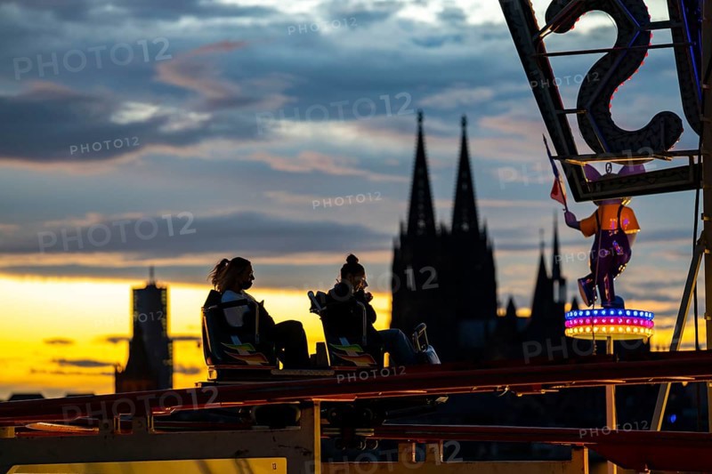 Happy Colonia funfair, Corona-compliant funfair at the Deutzer Werft, on the Rhine, Cologne Cathedral, Abendrot, Wild Mouse roller coaster, a temporary amusement park of the Cologne Showmen's Association, under Corona conditions, with entrance fee and admission only with the 3-G conditions, distances, one-way street, Cologne, North Rhine-Westphalia, Germany, Europe