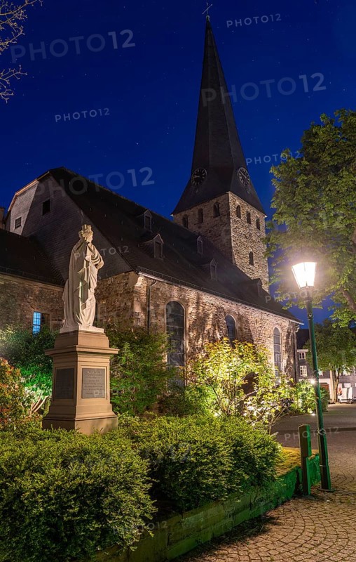 The old town of Hattingen, church square, Hattingia war memorial, St. George's Church, half-timbered houses, North Rhine-Westphalia, Germany, Europe