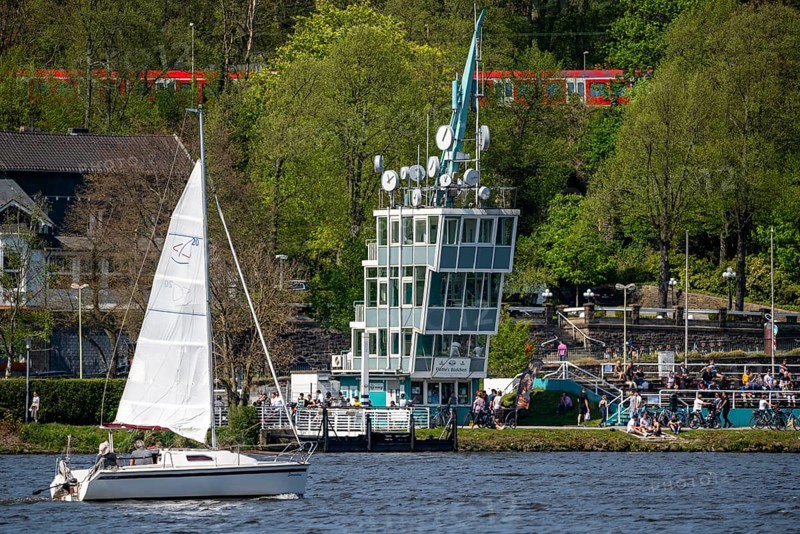 Lake Baldeney in Essen, reservoir of the Ruhr, sailing boat in front of the regatta tower, Essen, North Rhine-Westphalia, Germany, Europe