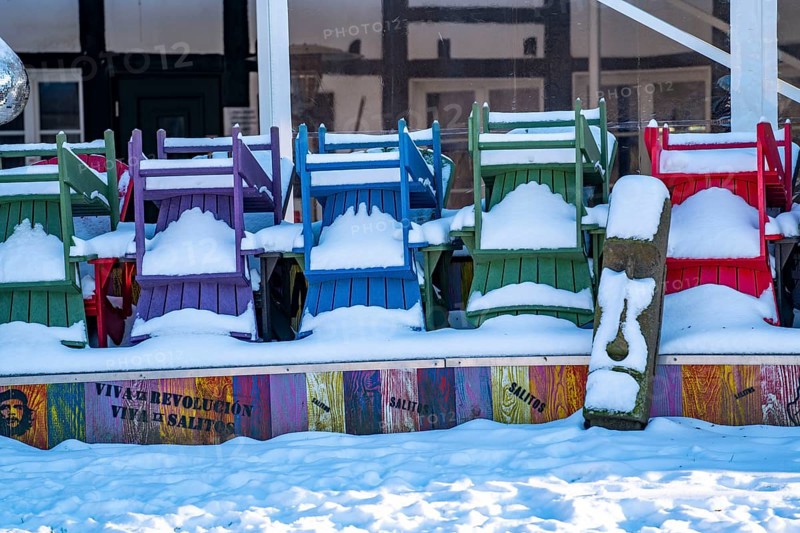 Winter in the Ruhr area, Lake Baldeney, snow-covered beer garden furniture of a restaurant, Haus am See, Essen, North Rhine-Westphalia, Germany, Europe