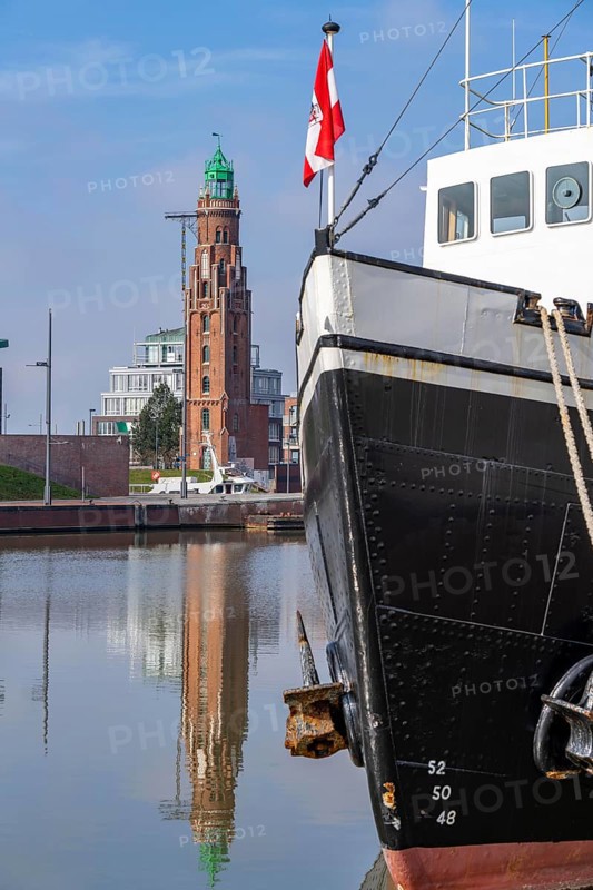 Simon Loschen Lighthouse, New Harbour, harbour basin, harbour district, residential buildings, office buildings, marina and museum ships, part of the Harbour Worlds, in Bremerhaven, Bremen, Germany, Europe