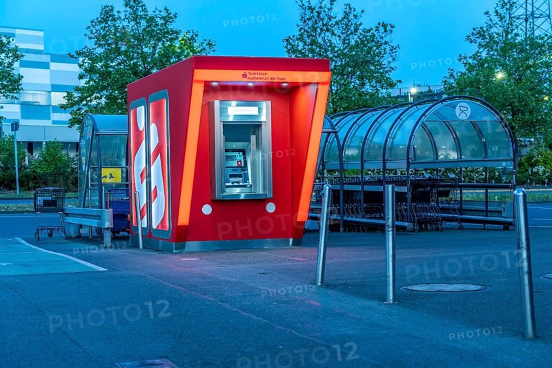 New ATM on the site of a shopping centre in Mülheim-Dümpten, free-standing, should be blast-proof, i.e. withstand blasting attempts by criminals, weighs 22 tonnes and is made of reinforced concrete, in March 2020 an ATM was blown up here, with a lot of accompanying damage, three blast-proof ATMs of the Sparkasse are to be built in MH, North Rhine-Westphalia, Germany, Europe