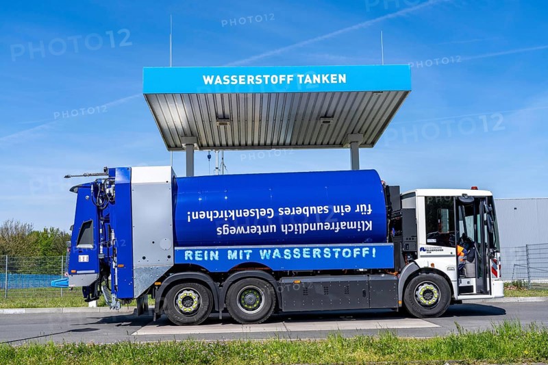 Hydrogen filling station, waste disposal vehicle, refuse truck, from Gelsendienste in Gelsenkirchen, refuelling at the hydrogen competence centre, 6 municipal waste collection vehicles with hydrogen storage and fuel cells are working in Herten, North Rhine-Westphalia, Germany, Europe