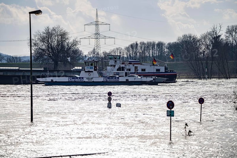 Rhine ferry between Duisburg-Walsum and Rheinberg-Orsoy, high water, North Rhine-Westphalia, Germany, Europe