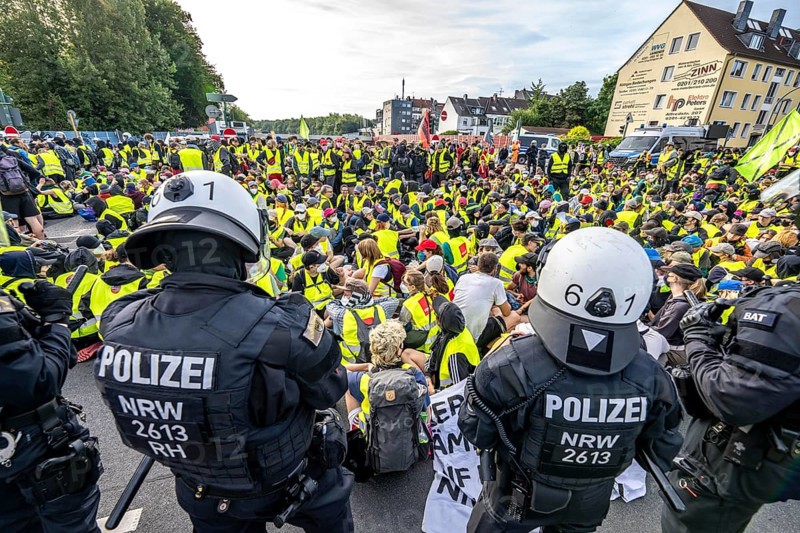 Riots in the run-up to the AFD party conference in Essen, demonstrators occupied a bridge over the A52 motorway to block the AFD delegates' way to the Grugahalle, Essen, North Rhine-Westphalia, Germany, Europe