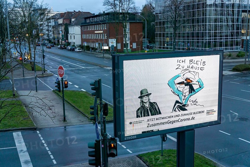Appeal by the Federal Ministry of Health to stay at home, with Udo Lindenberg, advertising campaign, LED roadside screen, digital advertising monitors, effects of the corona crisis in Germany, Essen, at Alfredstraße, B224