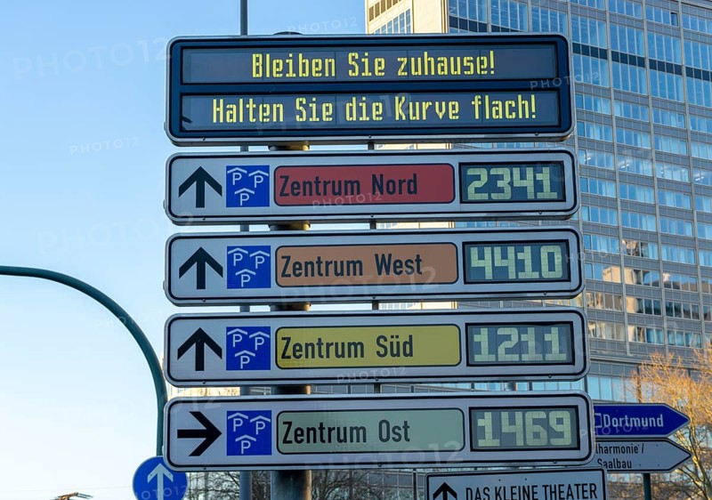 Sign asking people to stay at home, Keep the curve flat, Effects of the corona crisis in Germany, Essen