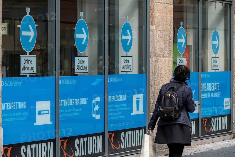 Bochum city centre, during the third Corona crisis lockdowns, Kortumstraße, shop window of the Saturn electronics department stores', collection of online orders, Bochum, North Rhine-Westphalia, Germany, Europe