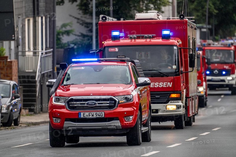 Fire engines from Essen, Mülheim and Oberhausen, with 140 firefighters, on the way to an emergency exercise, column journey with 30 emergency vehicles, with flashing blue lights and sirens, Essen, North Rhine-Westphalia