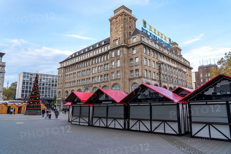 The Christmas market in Essen, Willy-Brandt-Platz on the shopping street Kettwiger Straße, partly already set up, then stopped for the lockdown, in November 2020, and cancelled for the time being, Essen, North Rhine-Westphalia, Germany, Europe