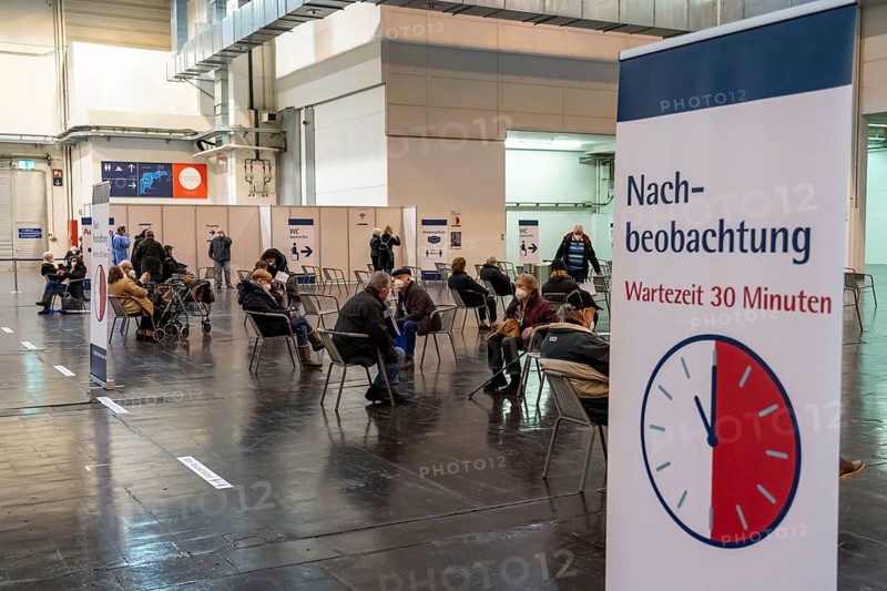 Start in the vaccination centre for corona vaccinations, in a hall of Messe Essen, for people over 80 years of age who do not live in nursing homes, vaccination in the vaccination booth, follow-up area, after vaccination, vaccination routes for a daily vaccination of up to 2400 people, operated by the Association of Statutory Health Insurance Physicians, Essen, North Rhine-Westphalia, Germany, Europe