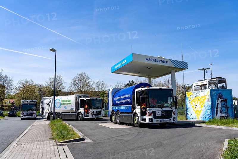 Hydrogen refuelling station, waste disposal vehicles, refuse trucks, of the municipal waste disposal company Herten and Gelsendienste from Gelsenkirchen, refuel at the hydrogen competence centre, 6 municipal waste collection vehicles with hydrogen storage and fuel cell work in Herten, North Rhine-Westphalia, Germany, Europe