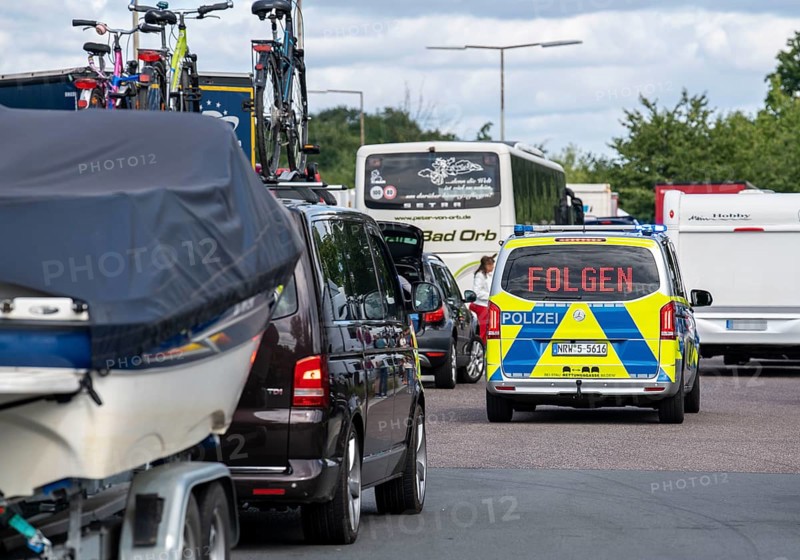 State-wide checks on motorway traffic in North Rhine-Westphalia, by police and customs, in particular the safety of motorhomes, caravans and bicycle racks was checked and the overloading of vehicles was checked, motorway rest area Hösel near Ratingen, A3, North Rhine-Westphalia, Germany, Europe