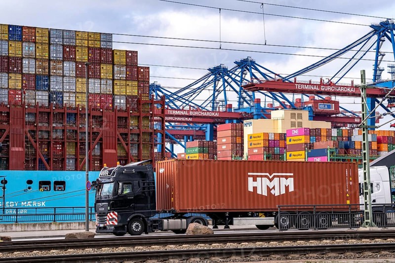 Port of Hamburg, Waltershofer Hafen, container ships, lorries bring and collect freight containers to and from HHLA Container Terminal Burchardkai, Hamburg, Germany, Europe