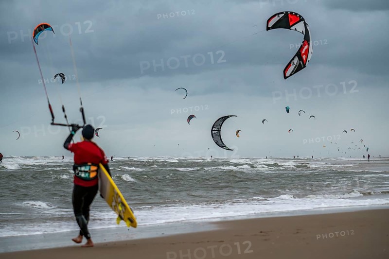 Hoek tot Helder, the longest downwind kite trip race in the world, 130 kilometres in one day along the Dutch North Sea coast, from Hoek van Holland to Den Helder, charity race with over 450 participants, kitesurfers on the beach of Egmond aan Zee, North Holland, Netherlands