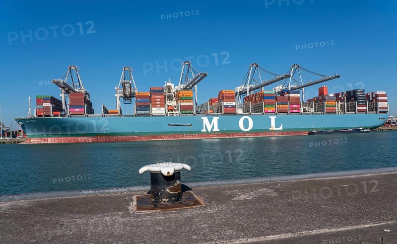 The seaport of Rotterdam, Maasvlakte, Hutchinson ECT Delta Terminal, Container Terminal, in the Amazonehaven, container freighter MOL Truth, of the shipping company MOL, Mitsui O.S.K. Lines, Rotterdam Netherlands