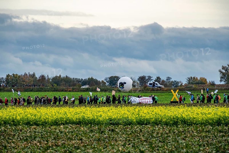 Protest action against the demolition of the village of Lützerath in the Rhenish lignite mining area, which is to make way for the expansion of the Garzweiler II open-cast mine, several thousand participants at the demonstration in Lützerath, North Rhine-Westphalia, Germany, Europe