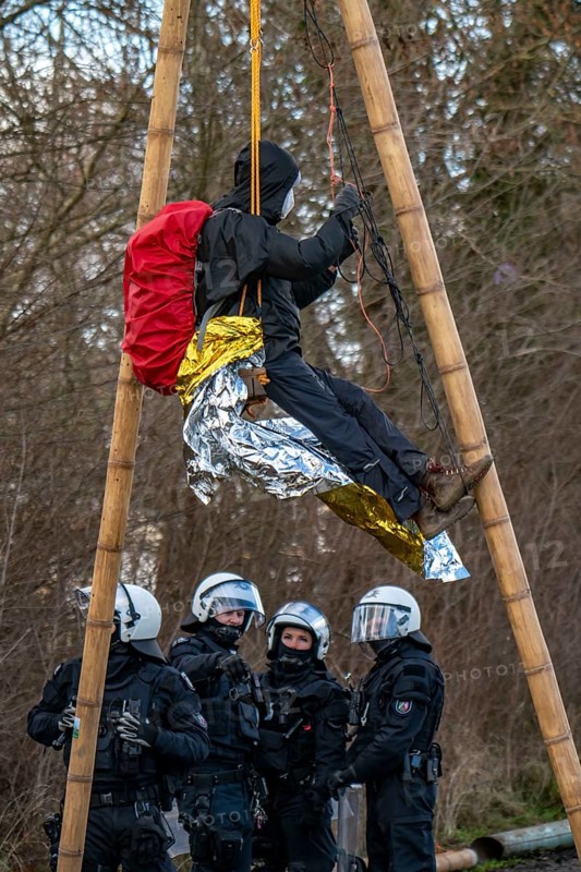 Beginning of the eviction of the Lützerath hamlet, camp of climate activists and squatters, at the Garzweiler 2 opencast lignite mine, by the police, Erkelenz, North Rhine-Westphalia, Germany, Europe