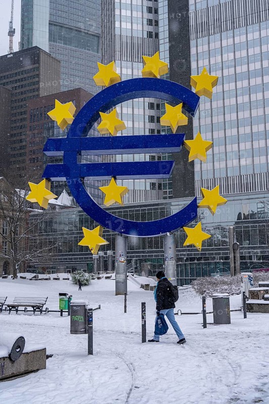 Winter in Frankfurt, euro sculpture at Willy-Brandt-Platz, snow-covered, Hesse, Germany, Europe