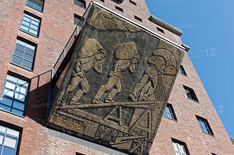 Harbour workers loading sacks of grain, historical relief on the office building Speicher Dock 13, Düsseldorf Media Harbour, Düsseldorf, North Rhine-Westphalia, Germany, Europe