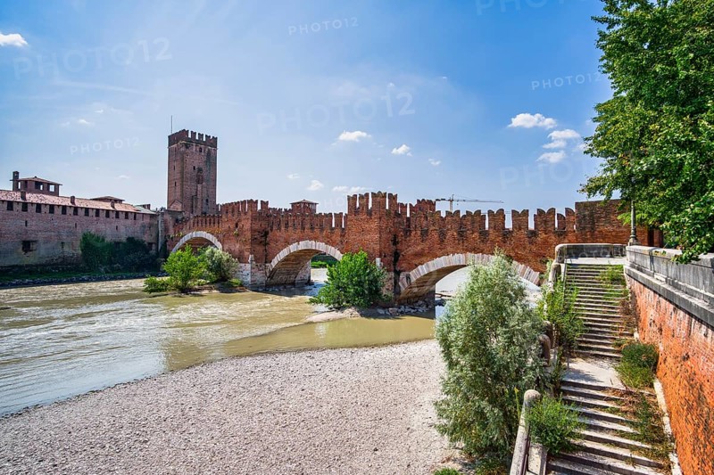 Adige in front of Castelvecchio and Ponte Scaligero, Veneto, Italy, Europe