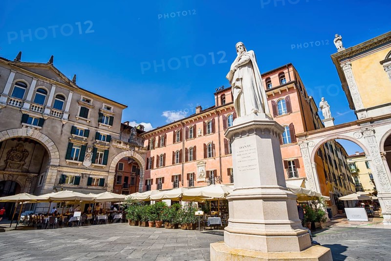 Dante monument in Piazza dei Signori, Verona, Veneto, Italy, Europe