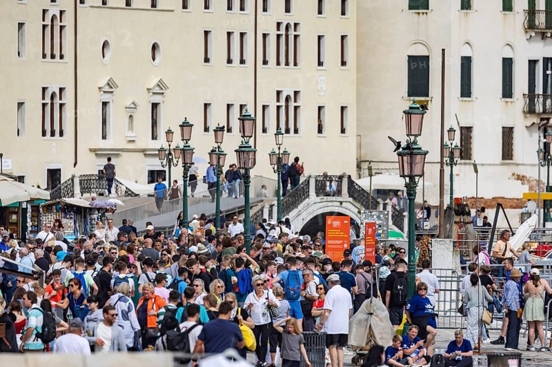 Overtourism in Venice. Since 2024, day visitors have been charged five euros for entry during the high season. The masses of tourists in the historic centre have become a problem. Venice, Venezia, Italy, Europe