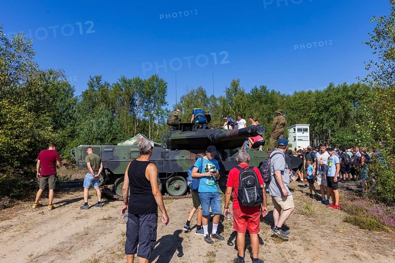 The Oberlausitz military training area opened its Tor tor to thousands of visitors for the Open Day at the Oberlausitz military training area to give them an insight behind the scenes of the Bundeswehr in Saxony. The soldiers present a variety of large and small equipment and impressively demonstrate what they are capable of. Leopard main battle tank, open day at the Oberlausitz military training area, Weißkeißel, Saxony, Germany, Europe