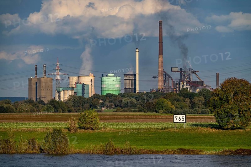 Hüttenwerke Krupp-Mannesmann, HKM in Duisburg-Hüttenheim, 2 blast furnaces, coking plant, Rheinauen in Duisburg-Mündelheim, North Rhine-Westphalia, Germany, on the left the gas-fired power plant, cooling towers, Europe