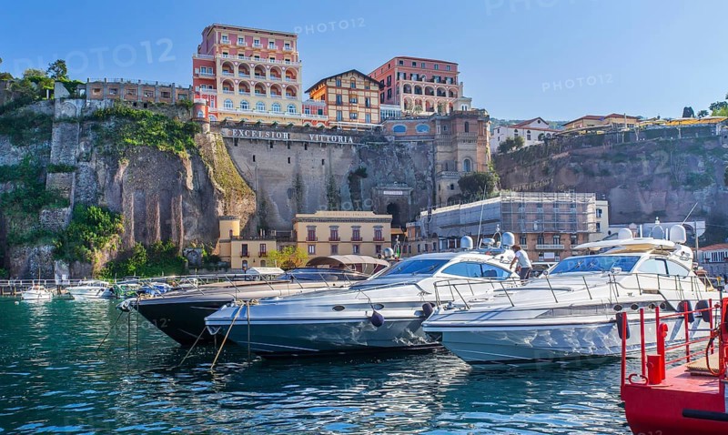 Steep coast of the village at the harbour with sports boats, Sorrento, Sorrento Peninsula, Gulf of Naples, Campania, Italy, Europe
