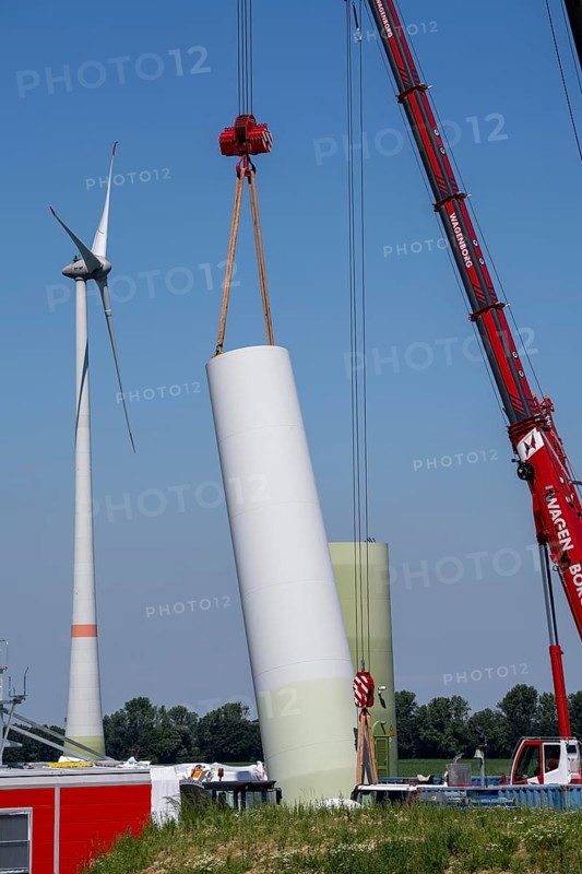 Repowering of a wind farm near Issum, here the dismantling of the tower, 9 older wind turbines from the manufacturer Enercon (model series E-58) will be dismantled, which have been in operation for over two decades, will be replaced by a total of four Enercon E-160 turbines, under construction, with a total output of 22 megawatts, Lower Rhine, North Rhine-Westphalia, Germany, Europe