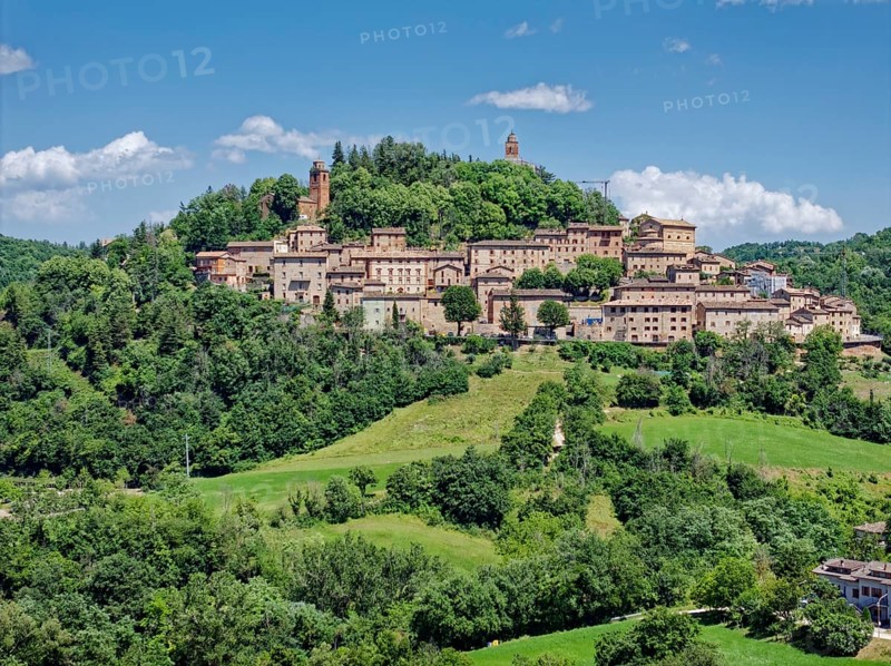 The small town of Montefortino near Montemonaco in the Marche Apennines. Arquata del Tronto, Ascoli Piceno, Marche, Italy, Southern Europe, Europe