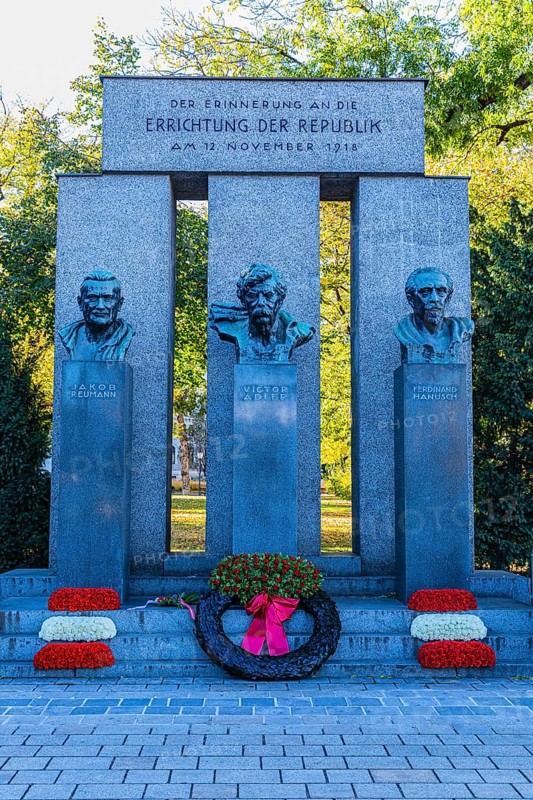 Monument to the Republic, decorated with a wreath of honour and red and white flowers, behind the Grete-Rehor-Park, Dr-Karl-Renner-Ring, Vienna, Austria, Europe