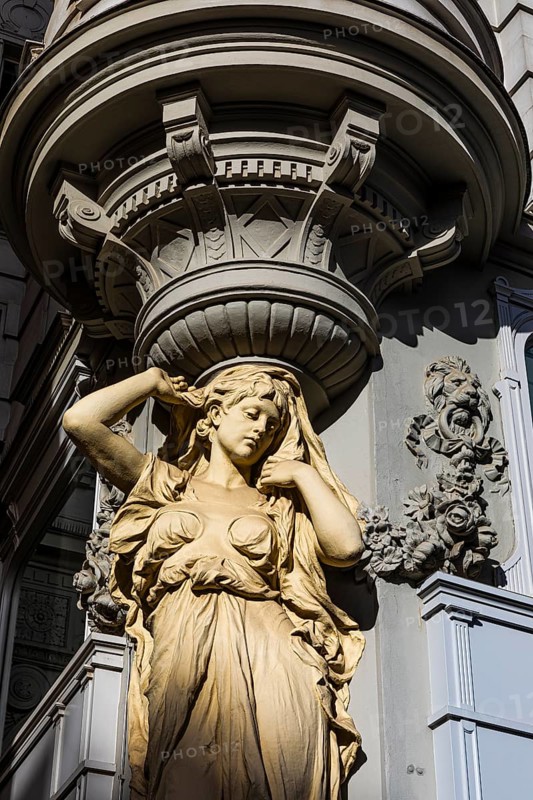 Female stone figure supporting a façade, Graben pedestrian zone, Vienna, Austria, Europe