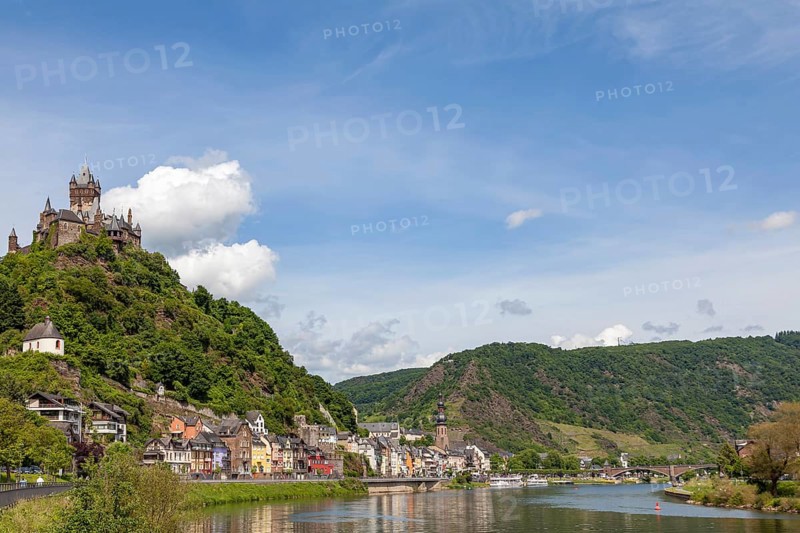 View of the town with the Reichsburg Cochem, Cochem, Middle Moselle, Rhineland-Palatinate, Germany, Europe