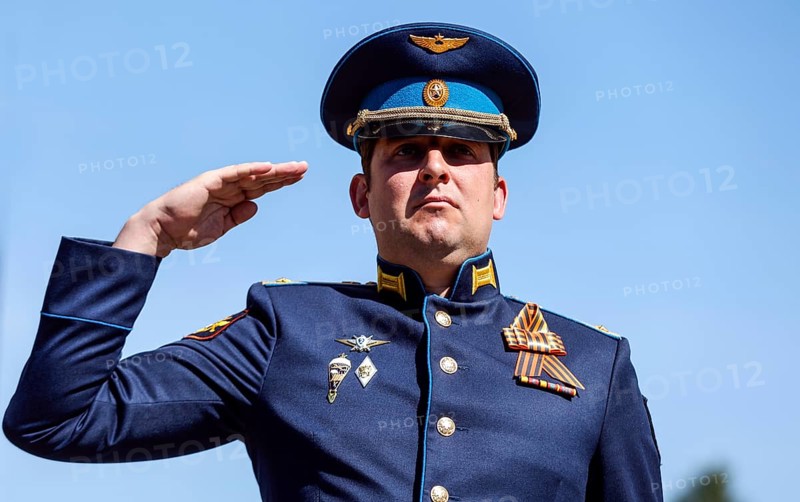 Russian officer salutes at the Soviet memorial on Straße des 17. Juni to commemorate the Soviet soldiers who died during the Second World War, Berlin, 09.05.2024. On May 1945, Germany surrendered and the Second World War ended in Europe. In Russia, Remembrance Day is celebrated on 9 May, Berlin, Berlin, Germany, Europe