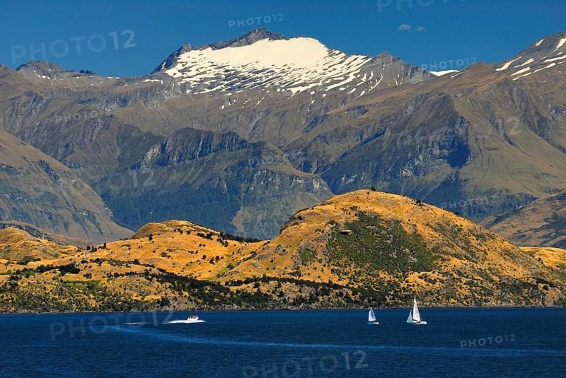 Lake Wanaka with peaks of the New Zealand Southern Alps, Otago, South Island New Zealand, Otago, New Zealand, Oceania