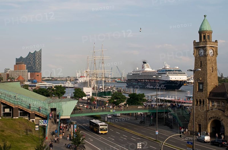 Europe, Germany, Hamburg, Elbe, harbour, Elbe Philharmonic Hall, passenger ship Mein Schiff 1, St. Pauli Landungsbrücken, glass tower, Hamburg, Hamburg, Federal Republic of Germany, Europe