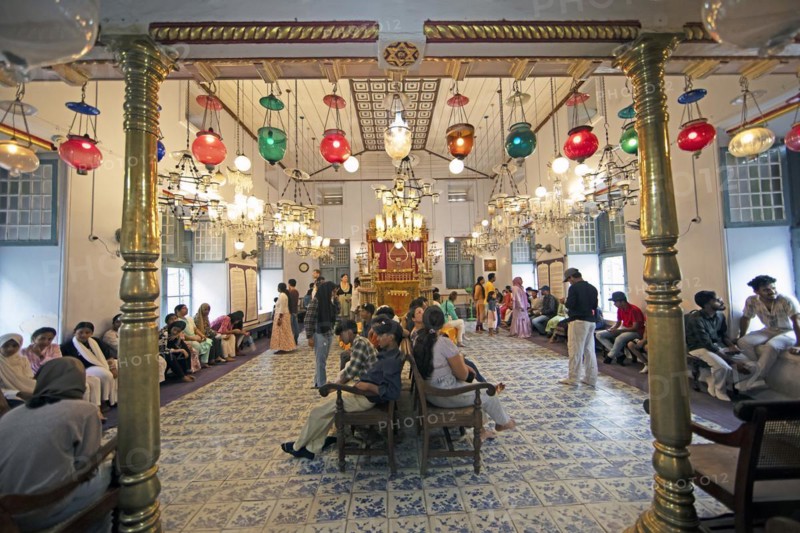 Indian visitors in the interior of the Paradesi Synagogue, Matancherry, Jewish Town, Kochi, Kerala, India, Asia