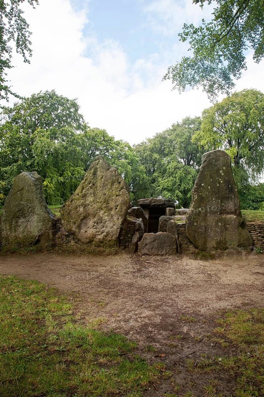 Wayland´s Smithy is an historic Neolithic chambered long barrow on the Ridgeway near Ashbury, Oxfordshire, England, United Kingdom, Europe