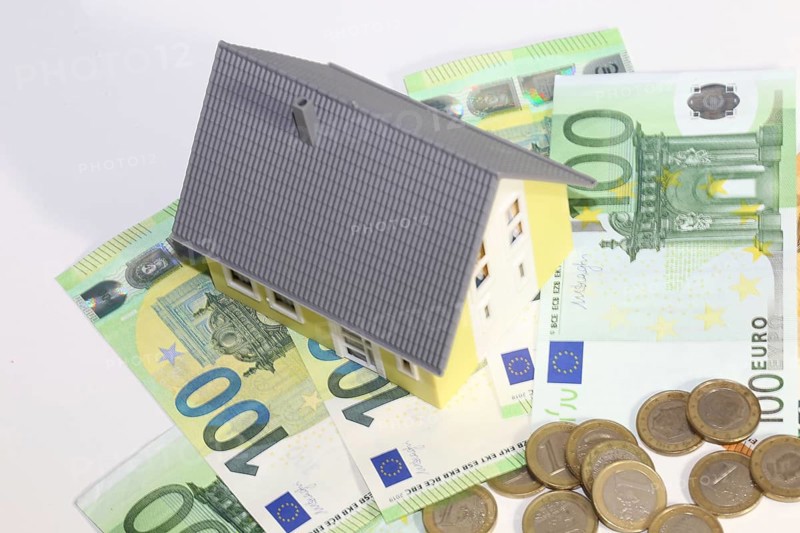 Symbolic image for property prices: Model house, euro notes and coins