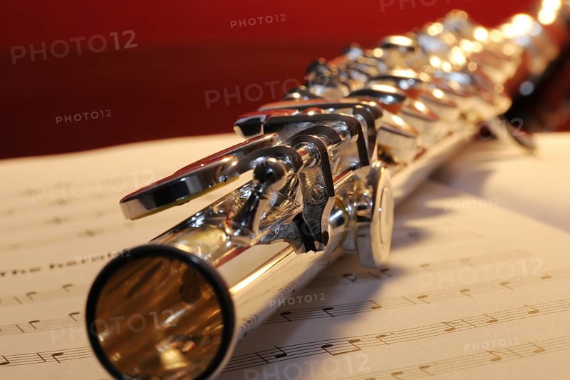 Symbolic image: Transverse flute on music book